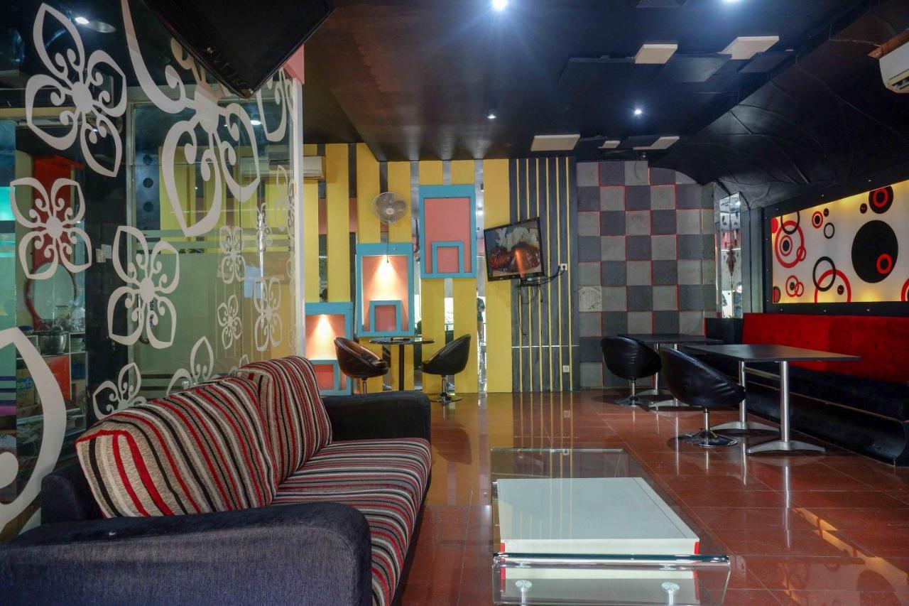 Sans Hotel International Surabaya Gubeng Esterno foto